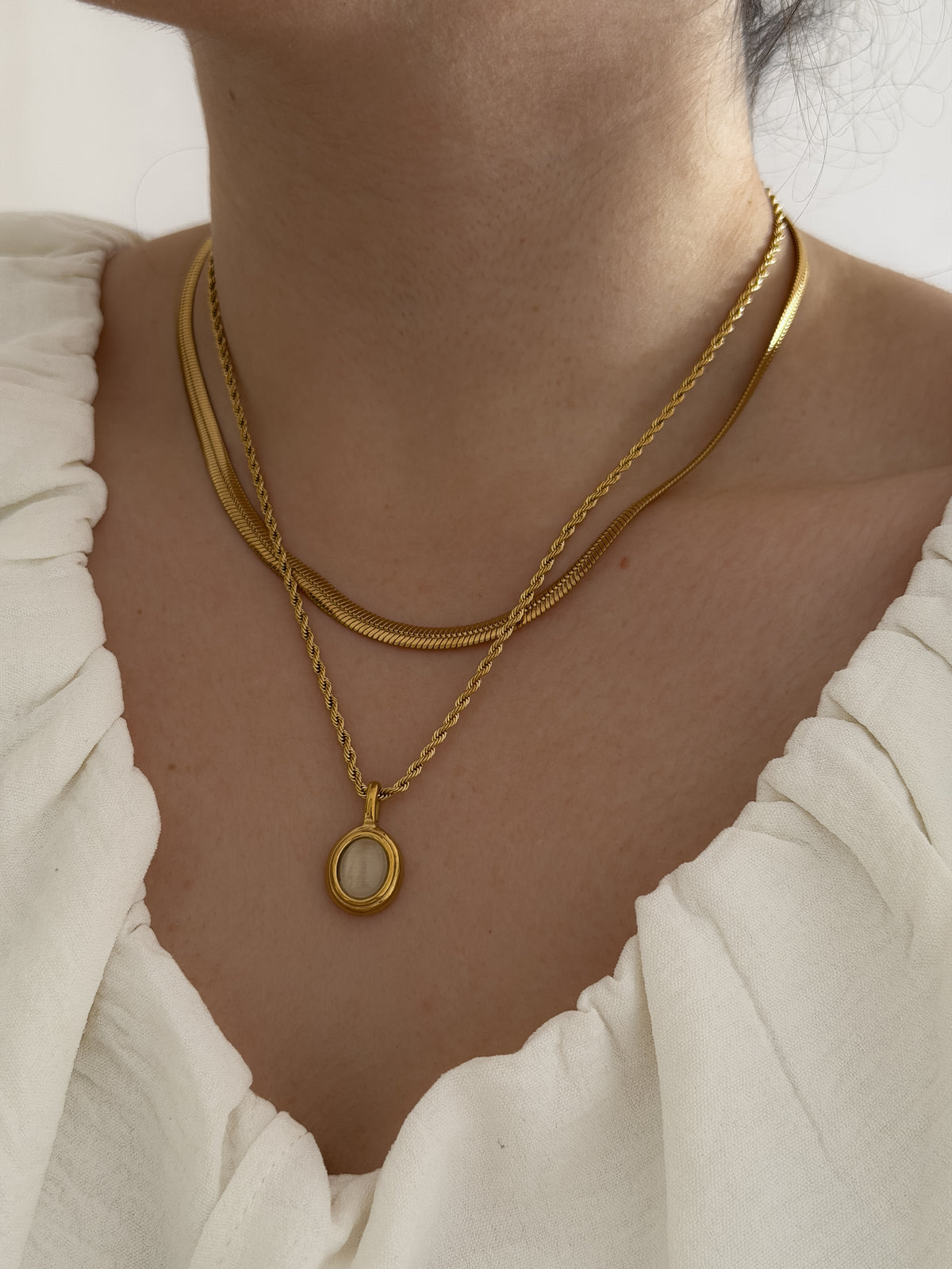 COLLAR BRUNA BLANCO