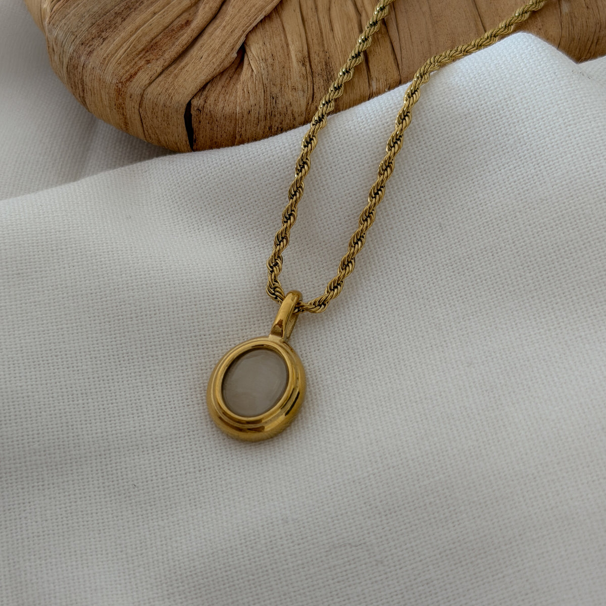COLLAR BRUNA BLANCO